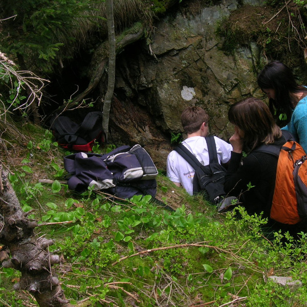Gruppe beim Steine Suchen im Erzgang  H.-M. Peter