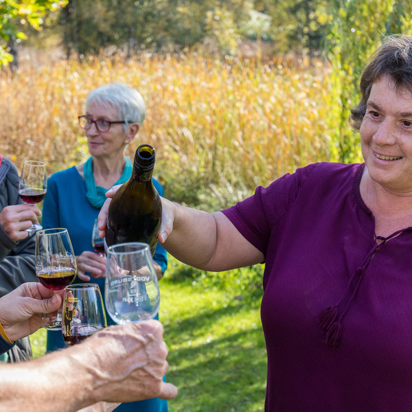 Naturpark-Gstefhrerin Regina Jenne kennt sich aus mit Wein  S. Schrder-Esch