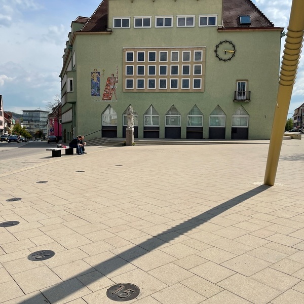 Auf dem Marktplatz in Schwenningen. Ein ganz besonderer Platz auf der Stadtfhrung "Die Zeit".  Rudolf Reim  